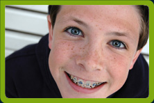nastolatek z aparatem ortodontycznym