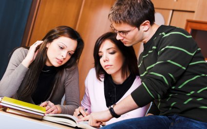 Un insegnante con due studenti che frequentano un corso privato di inglese