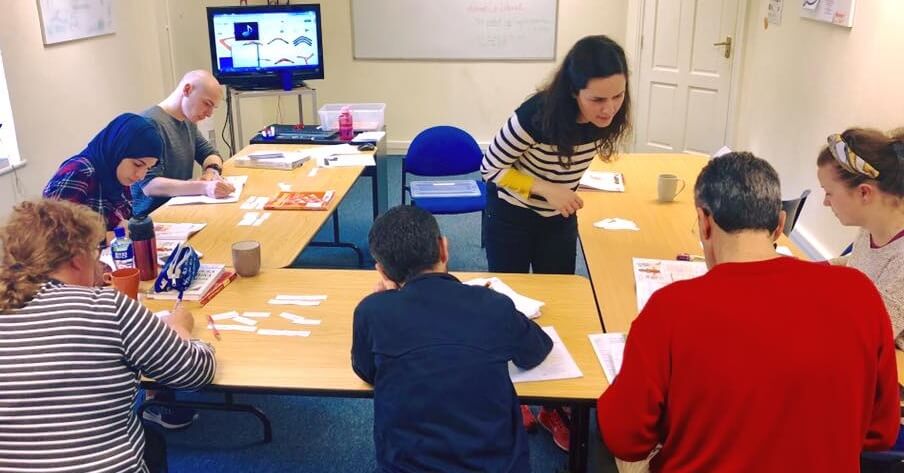 Studenti di classe di inglese elementare in un'aula della nostra scuola di lingue a Dublino.