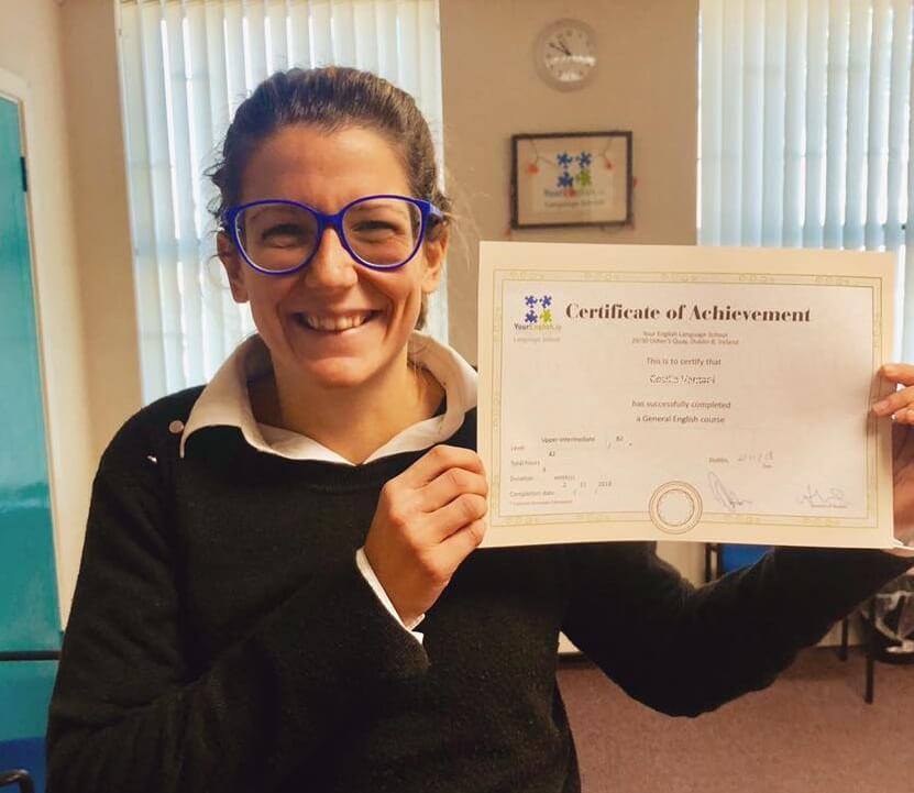 Une fille avec un certificat de fin de cours d'anglais en Irlande